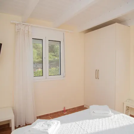 Erato * Tsoukaládhes